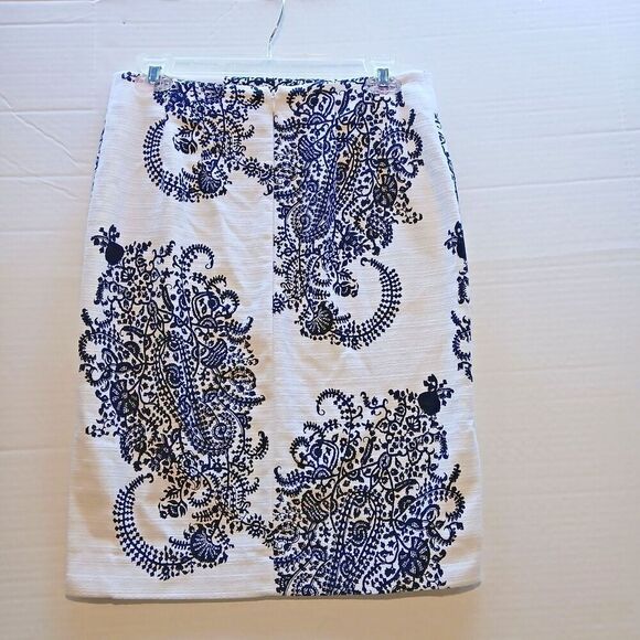 The Loft Size 4 Skirt White with Floral Design Zip in Back Slit in Both Sides. - Picture 5 of 6